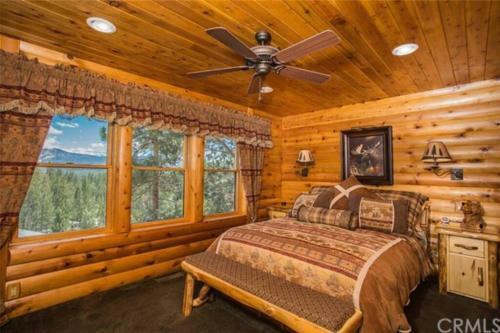 Peaceful Cabin Home With Breathtaking View!