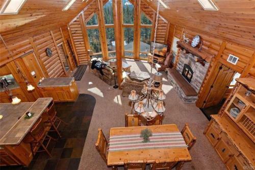 Peaceful Cabin Home With Breathtaking View!