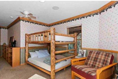 Peaceful Cabin Home With Breathtaking View!
