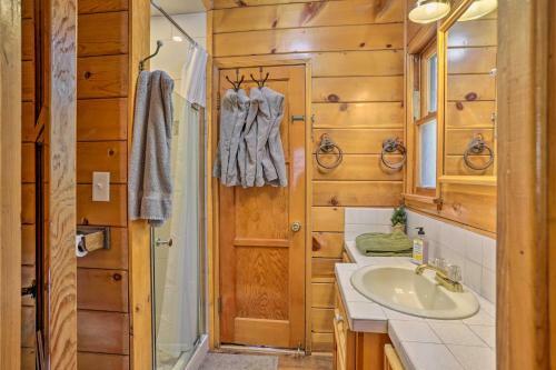 Big Bear Lake Cabin With Grill, 4 Mi To Slopes!