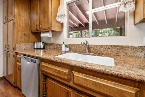 Lakeview Cozy Retreat