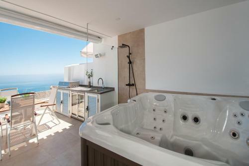 Luxury 5-bed House With Jacuzzi Sea Views Pool