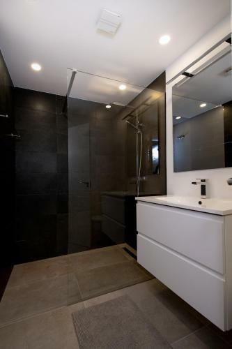 Luxury 5-bed House With Jacuzzi Sea Views Pool