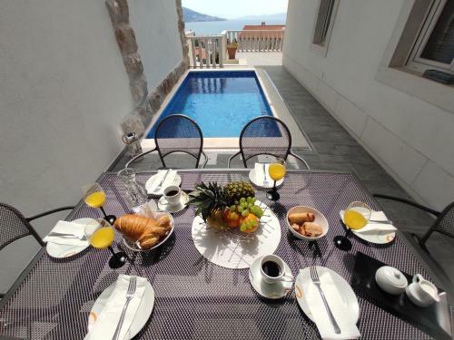 Apartment Valentina - Private Pool,200m From Beach