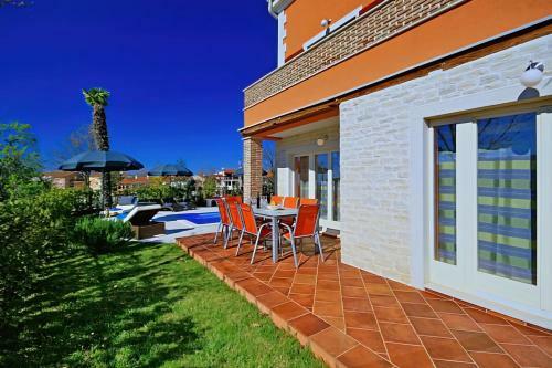 Romantic Villa Leon With Private Pool & 5 Bedrooms
