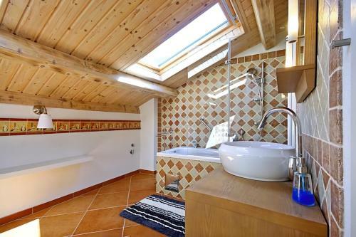 Romantic Villa Leon With Private Pool & 5 Bedrooms