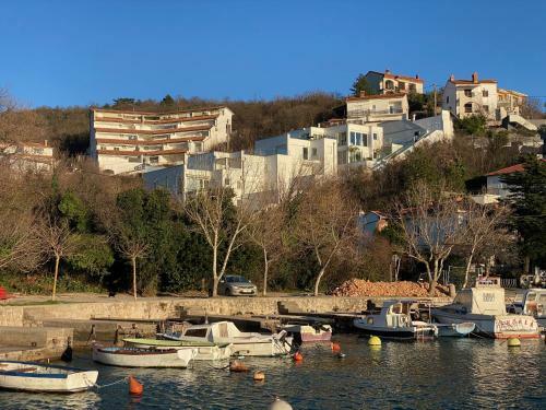 Sea View Apartment, 4 Min. By Foot To Main Beach