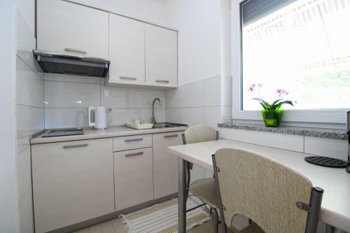 Hostal Apartment And Room Ramzija 2193
