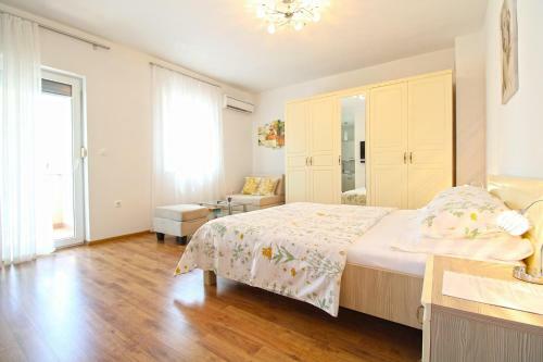 Hostal Apartment And Room Ramzija 2193