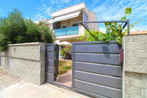 Hostal Apartment And Room Ramzija 2193