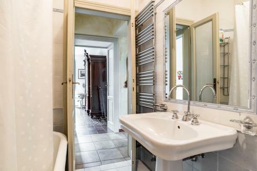 Apartamento Roomy '900 House Surrounded By Greenery With Parking!