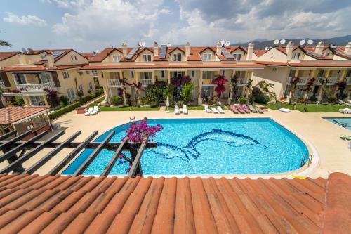 Denize S?f?r 3+1 Triplex Site ?�erisinde Havuzlu Villa