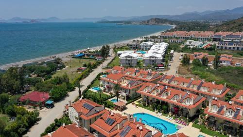 Denize S?f?r 3+1 Triplex Site ?�erisinde Havuzlu Villa