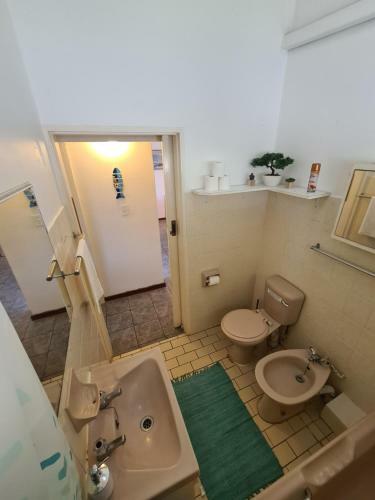 Cheerful 2 Bedroom Cottage With A Communal Pool
