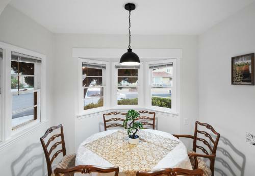 Classic Hb Home On Huge Corner Lot