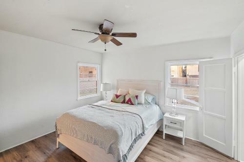 Classic Hb Home On Huge Corner Lot