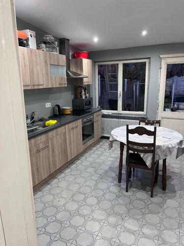 Grande Maison Avec Plusieurs Chambres � Louer
