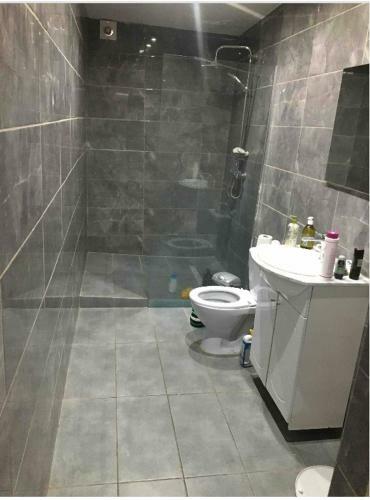 Grande Maison Avec Plusieurs Chambres � Louer
