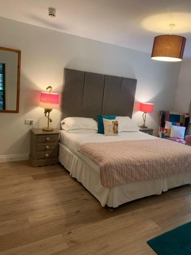 Looking Glass Cottage And Baskerville Retreat Cottage