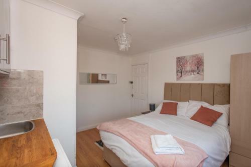 Motel Studio Apartment By Rajmoni Retrearts