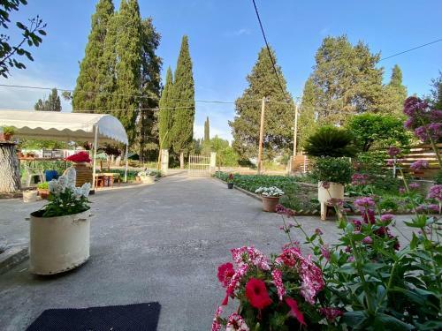 Montsenigos Garden Apartment
