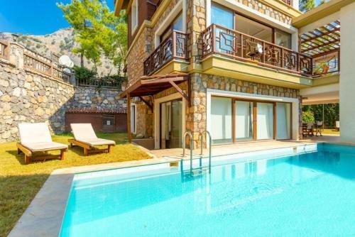 G�cek'te Deniz Ve Orman Manzaral? 4+2 Emir Villa