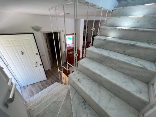 Large House Top Location (Only 100m To The Beach)