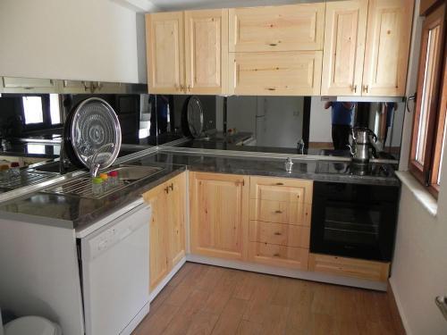 Large House Top Location (Only 100m To The Beach)