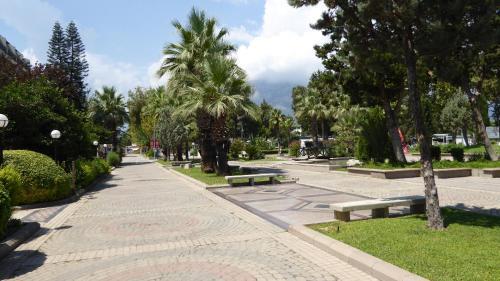 Large House Top Location (Only 100m To The Beach)