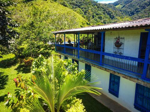 Hacienda Sagrada - Cascada El Tagual