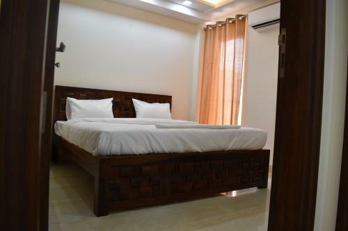 Lime Tree Three Bhk Serviced Apartment Golf Course Extension Near Hong Kong Bazaar