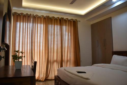 Lime Tree Three Bhk Serviced Apartment Golf Course Extension Near Hong Kong Bazaar