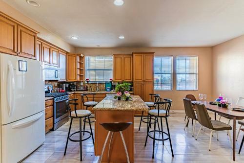 Spacious 3br 3bath Townhouse 5-mins To Bay & Beach