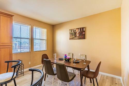 Spacious 3br 3bath Townhouse 5-mins To Bay & Beach