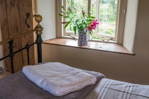 Beautiful Cosy Cottage By A Babbling Brook