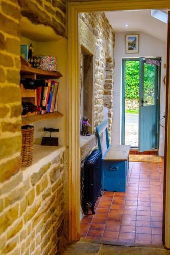 Beautiful Cosy Cottage By A Babbling Brook