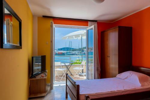 Hostal Apartments Mikuli? Rogoznica