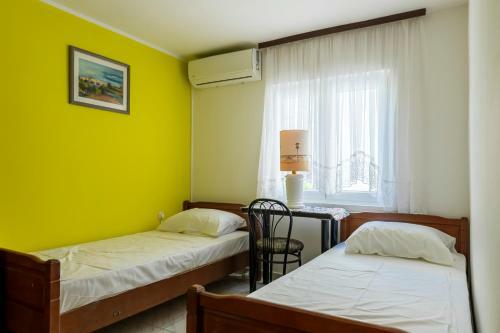 Hostal Apartments Mikuli? Rogoznica