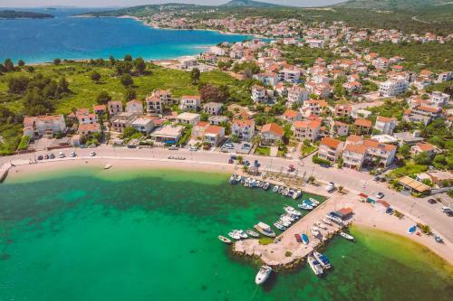 Hostal Apartments Mikuli? Rogoznica