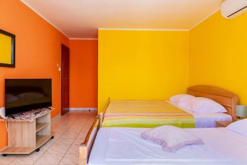 Hostal Apartments Mikuli? Rogoznica