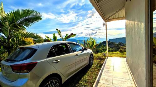 Acogedora Casa de Campo Con Vista A La Monta�a
