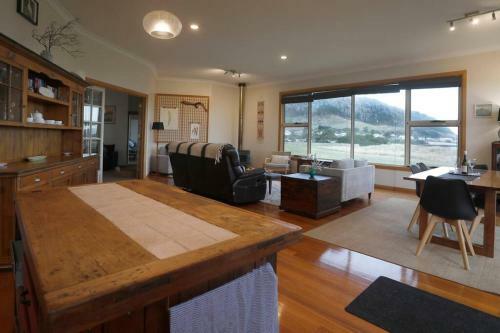 Stanley Beach House With Stunning Nut Views!