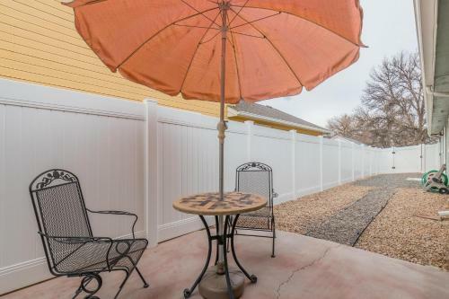 Good Vibrations In This Cozy Downtown Home!