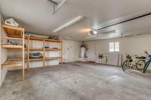 Good Vibrations In This Cozy Downtown Home!