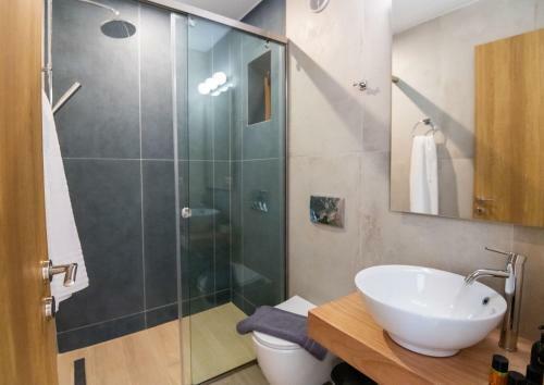 New Stylish Villa With Heated Pool & Jacuzzi!