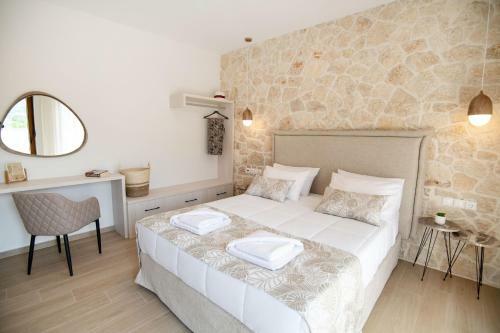 New Stylish Villa With Heated Pool & Jacuzzi!