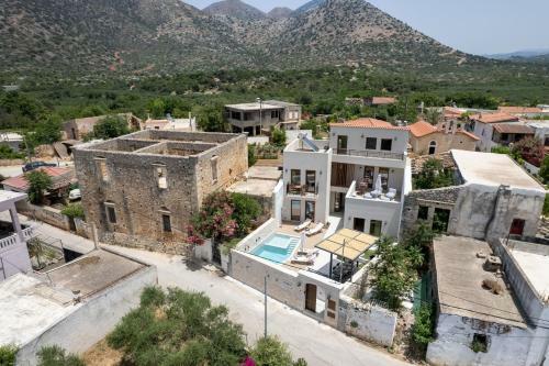 New Stylish Villa With Heated Pool & Jacuzzi!