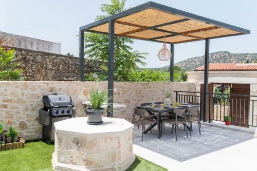 New Stylish Villa With Heated Pool & Jacuzzi!