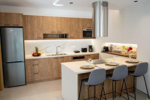 New Stylish Villa With Heated Pool & Jacuzzi!