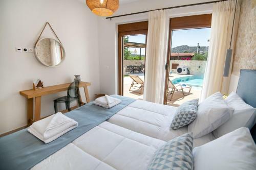 New Stylish Villa With Heated Pool & Jacuzzi!